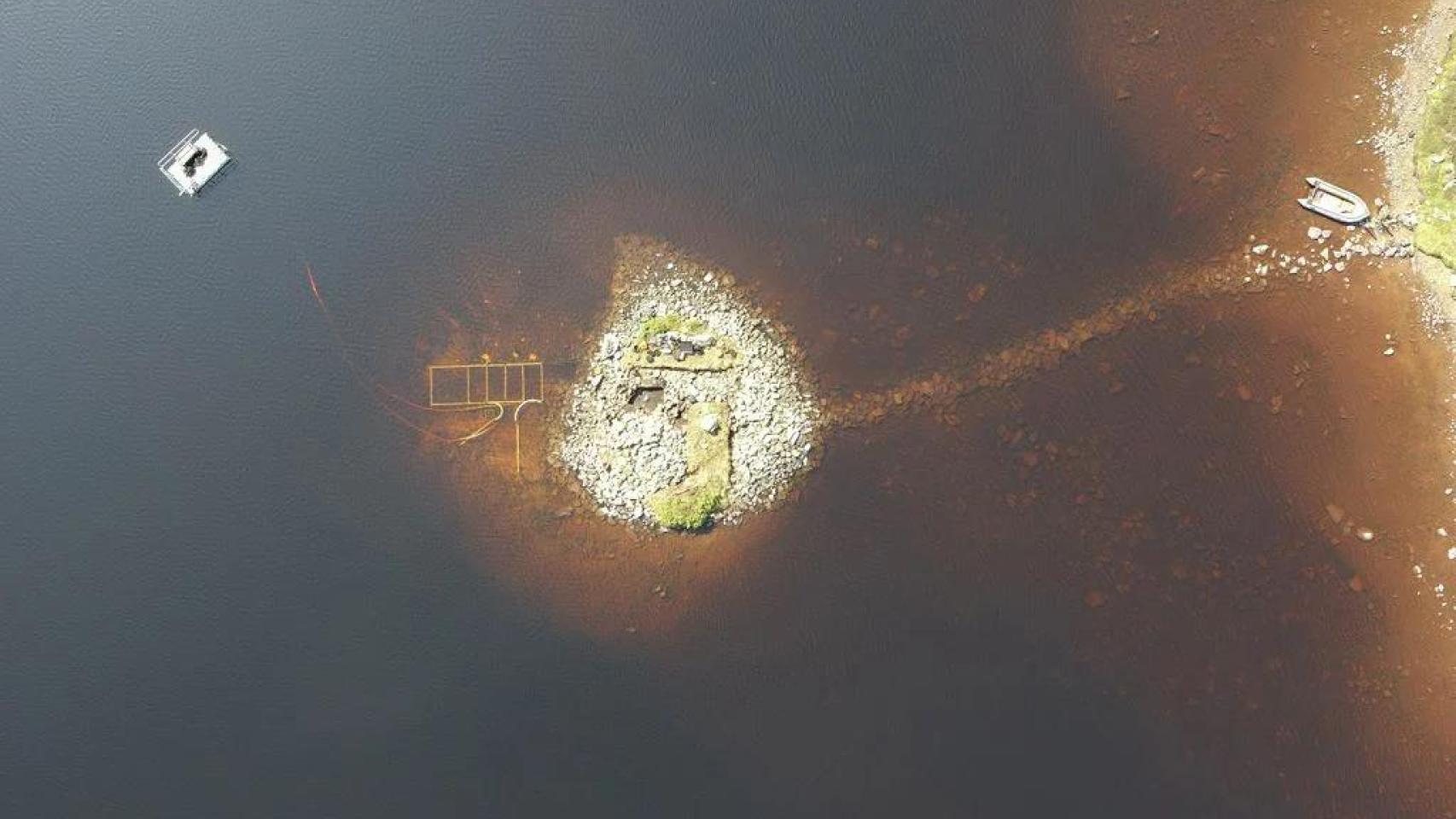 Vista desde arriba, la isla (o crannog) parece estar hecha de piedra.