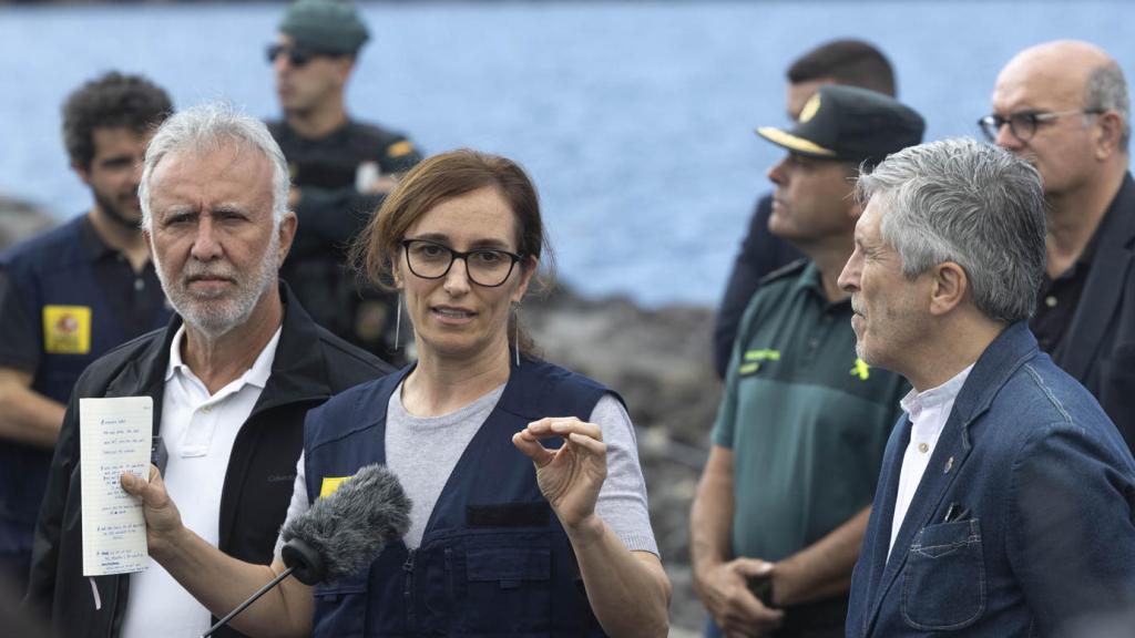Los ministros de Sanidad, Mónica García; Política Territorial, Torres, e Interior, Marlaska, en el puerto de Granadilla de Abona (Tenerife), este lunes.