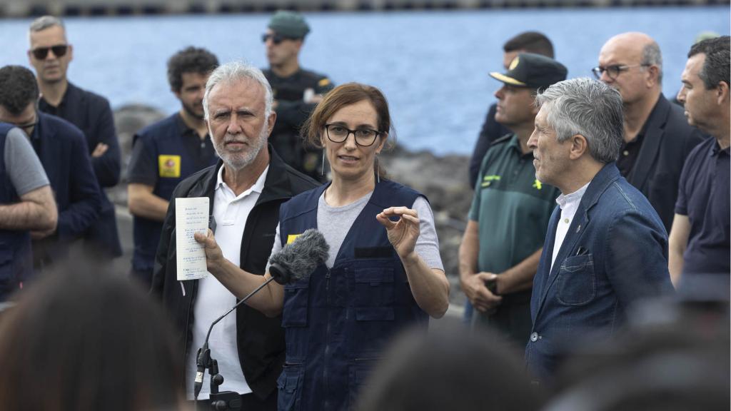 Los ministros de Sanidad, Mónica García; Política Territorial, Torres, e Interior, Marlaska, en el puerto de Granadilla de Abona (Tenerife), este lunes.