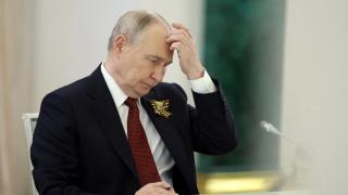 Vladímir Putin asiste a una reunión en el Kremlin con el presidente de Laos, Thongloun Sisoulith.