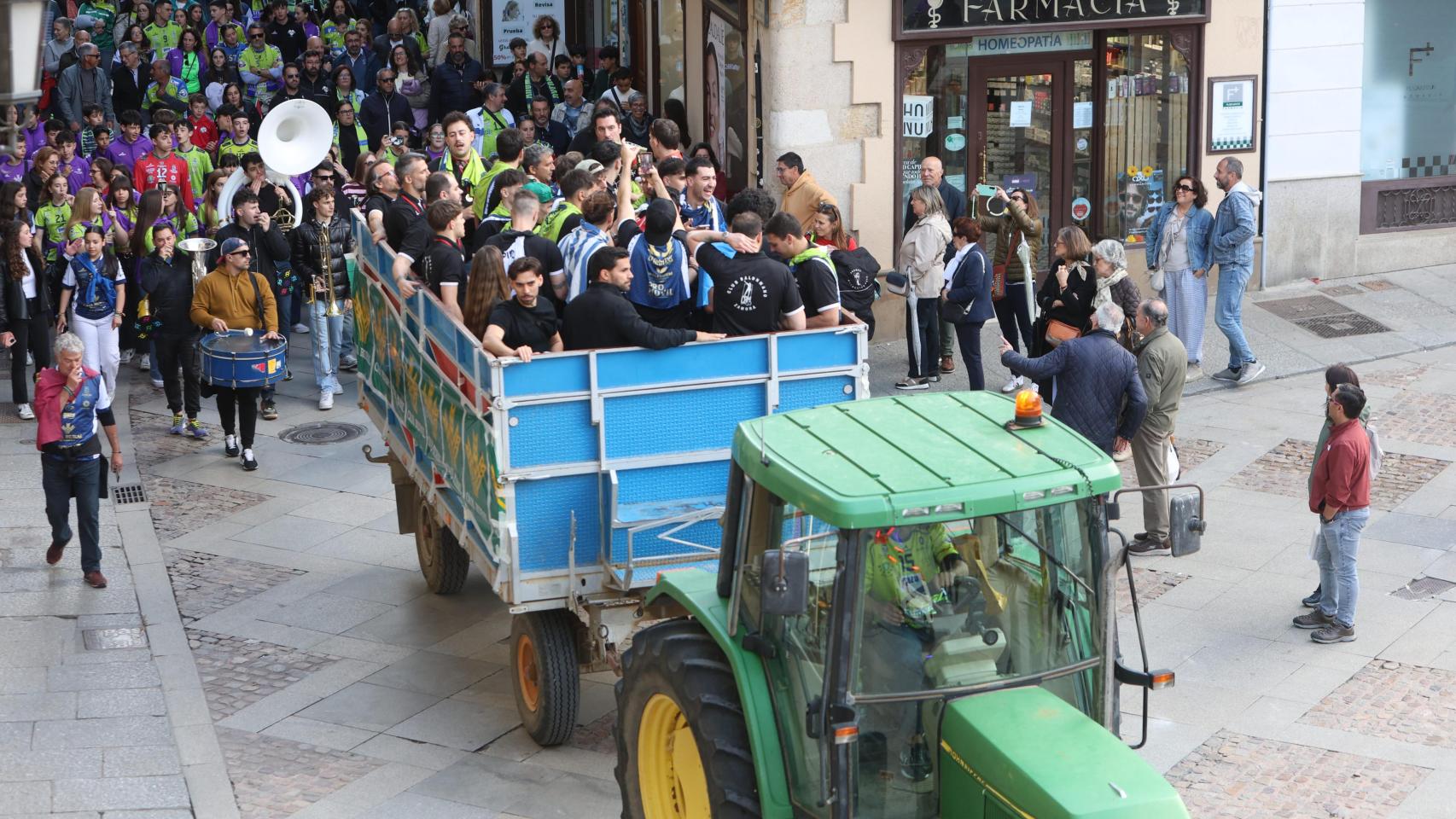 El Club Balonmano Caja Rural de Zamora en su particular celebración en un tractor por el centro de Zamora.