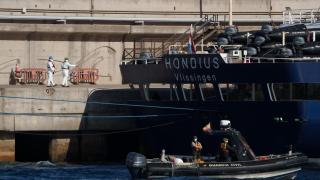El crucero 'MV Hondius' atracó este lunes en el puerto tinerfeño de Granadilla de Abona para desembarcar a los últimos pasajeros