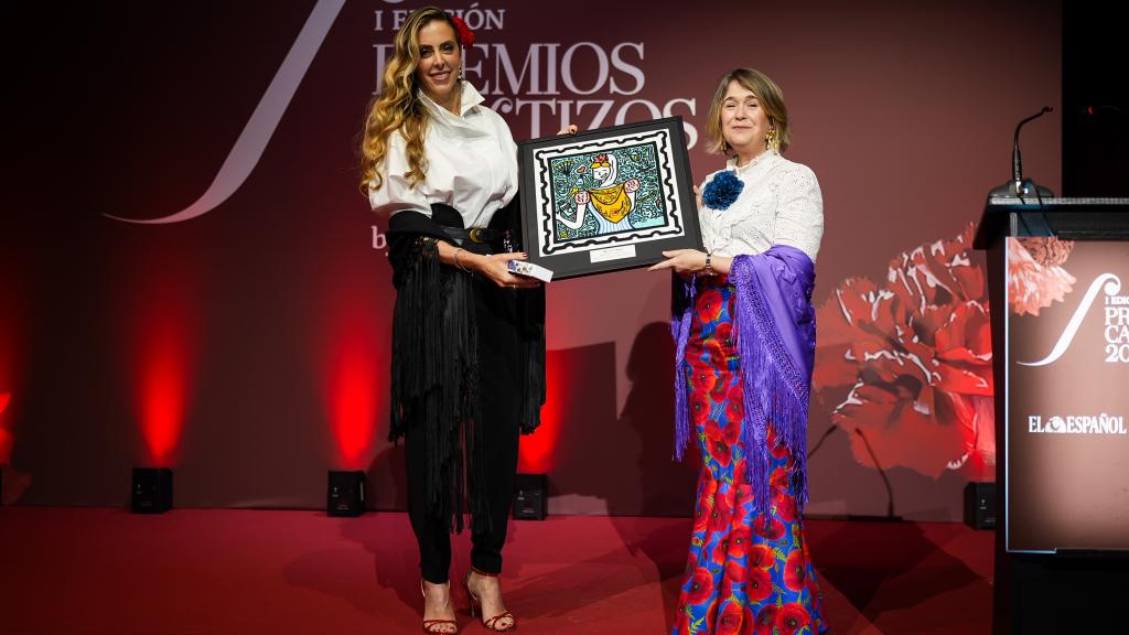 Johanna von Müller-Klingspor, empresaria, sobre el escenario con Marta Rivera de la Cruz, delegada del Área de Gobierno de Cultura, Turismo y Deporte del Ayuntamiento de Madrid y tercera teniente de alcalde.