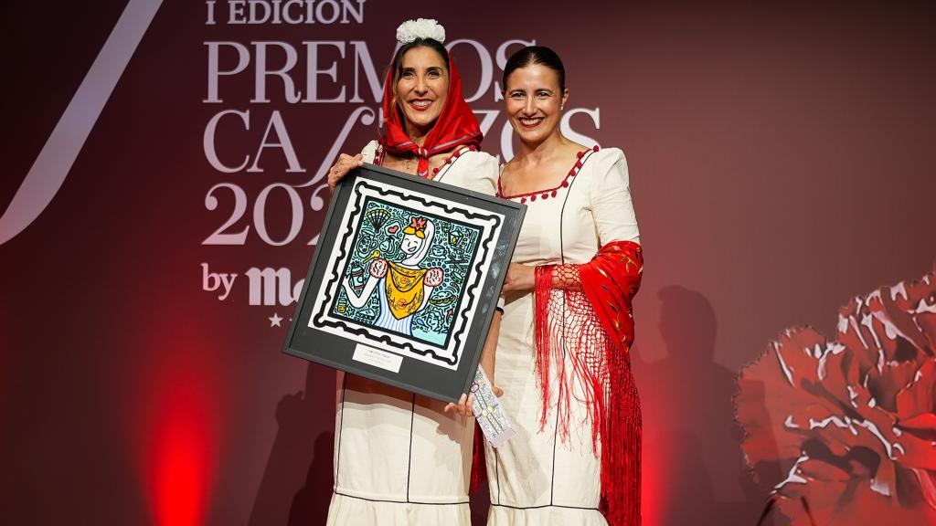 La presentadora Paz Padilla recoge su premio de la mano de Samary Fernández Feito, directora general de Negocio de EL ESPAÑOL.