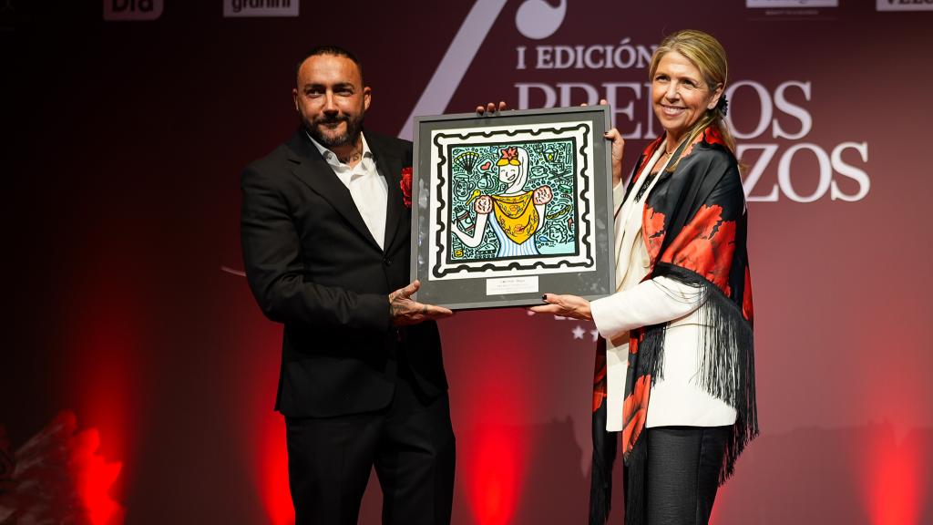 DJ Nano, con su Premio Castizo entregado por Silvia Delgado, directora de Marketing de Mahou.
