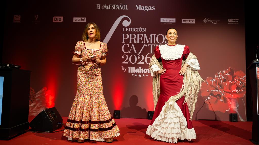 Charo Izquierdo, con un traje confeccionado por Solo Fortunata, junto a Cruz Sánchez de Lara, luciendo su diseño de APRAMP en los I Premios Castizo.