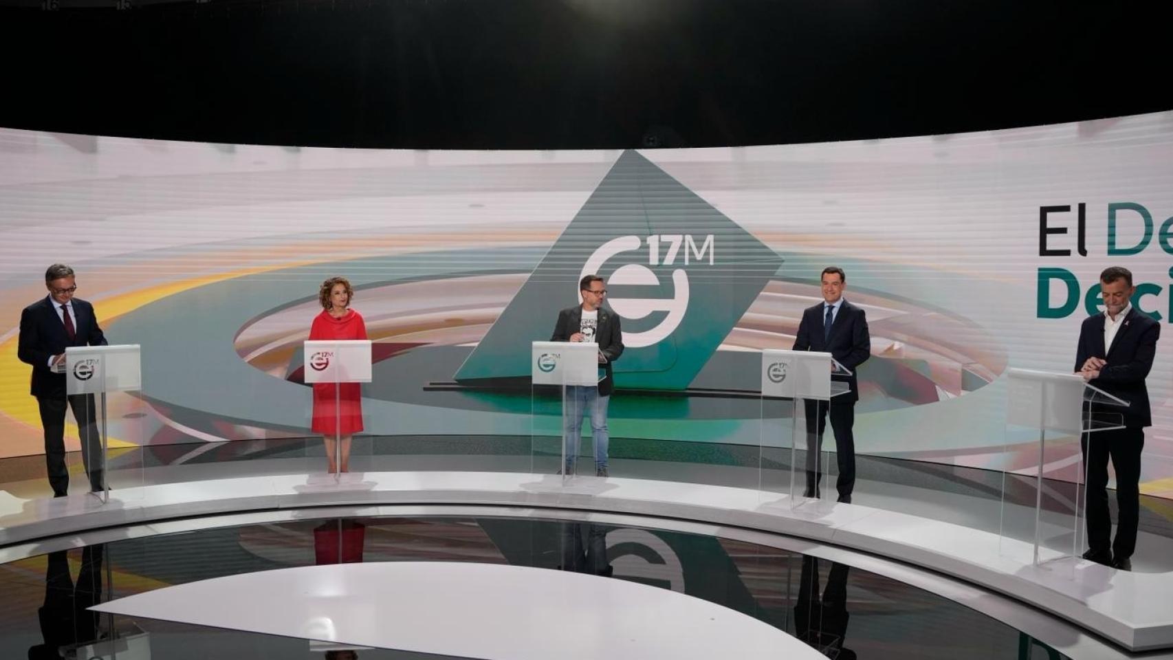 Los candidatos instantes antes de comenzar el debate en RTVA