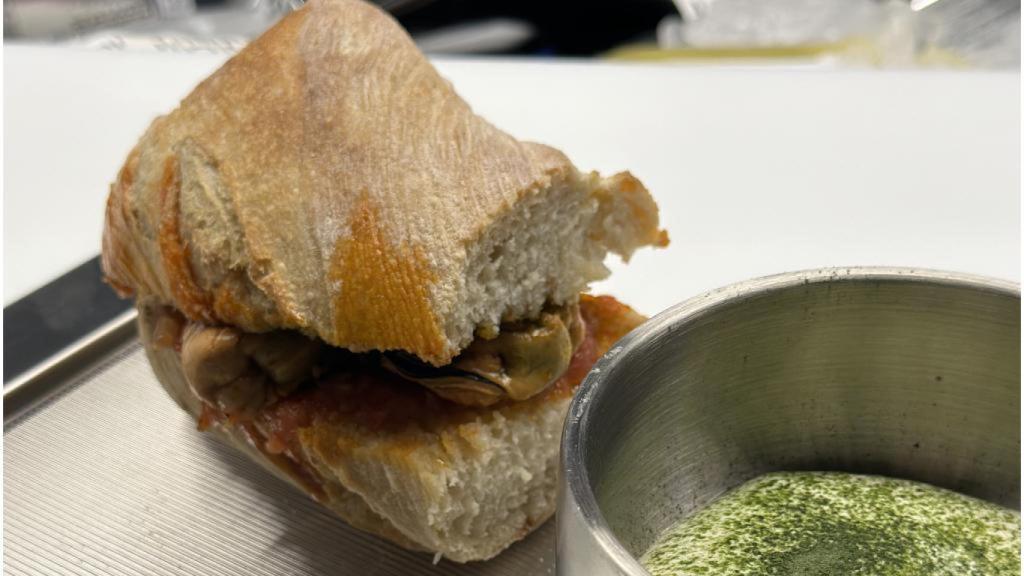 El bocadillo perfecto con una lata de mejillones.