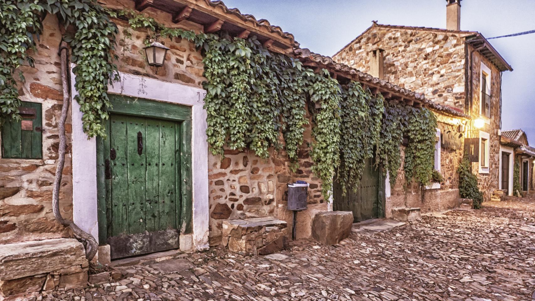 Casas de piedra y calle empedrada de Castrillo de los Polvazares, en León.
