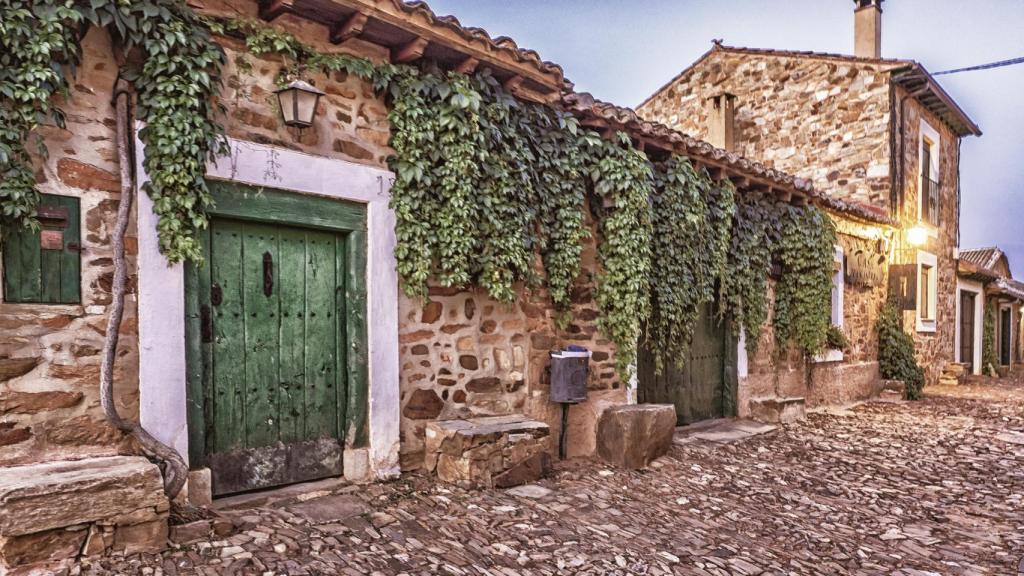 Casas de piedra y calle empedrada de Castrillo de los Polvazares, en León.