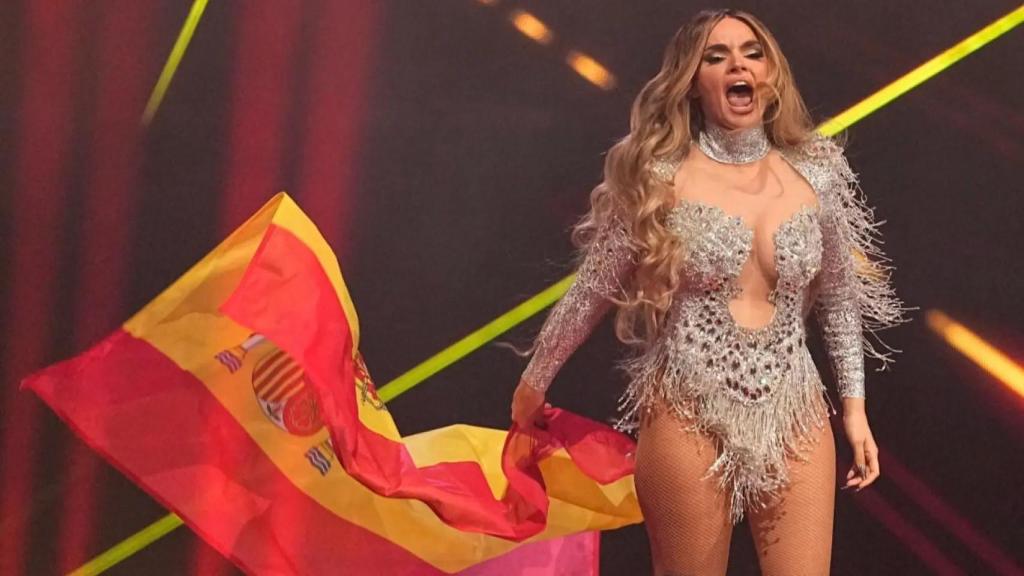 Melody, la última representante de España en Eurovisión, con la bandera nacional.