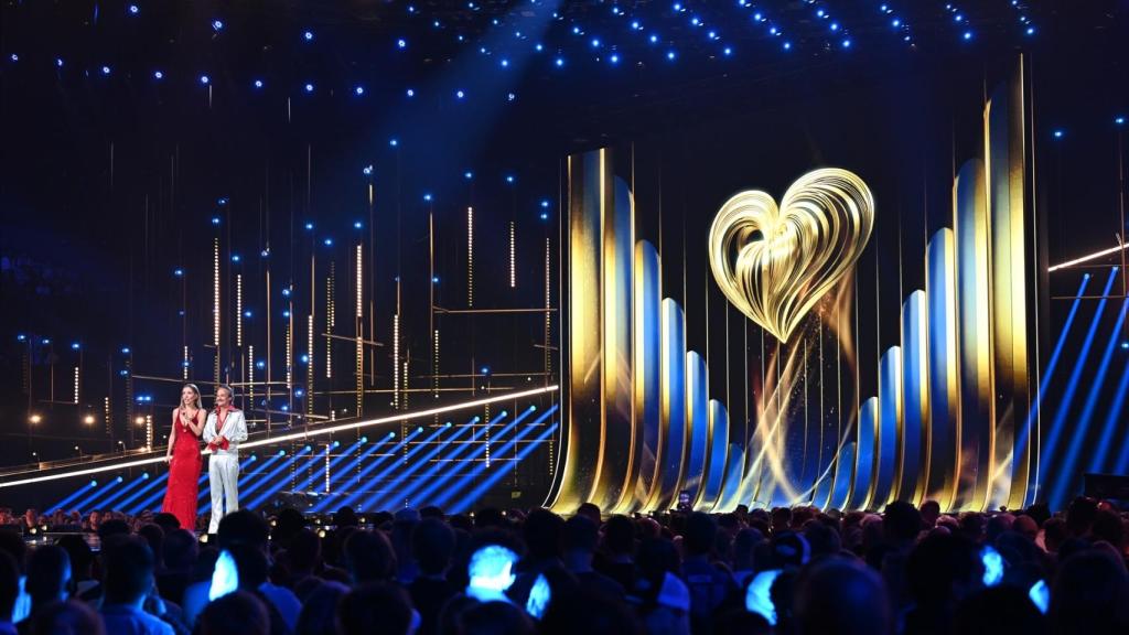 Victoria Swarovski y Michael Ostrowski, los presentadores de Eurovisión 2026, durante el ensayo de la primera semifinal.