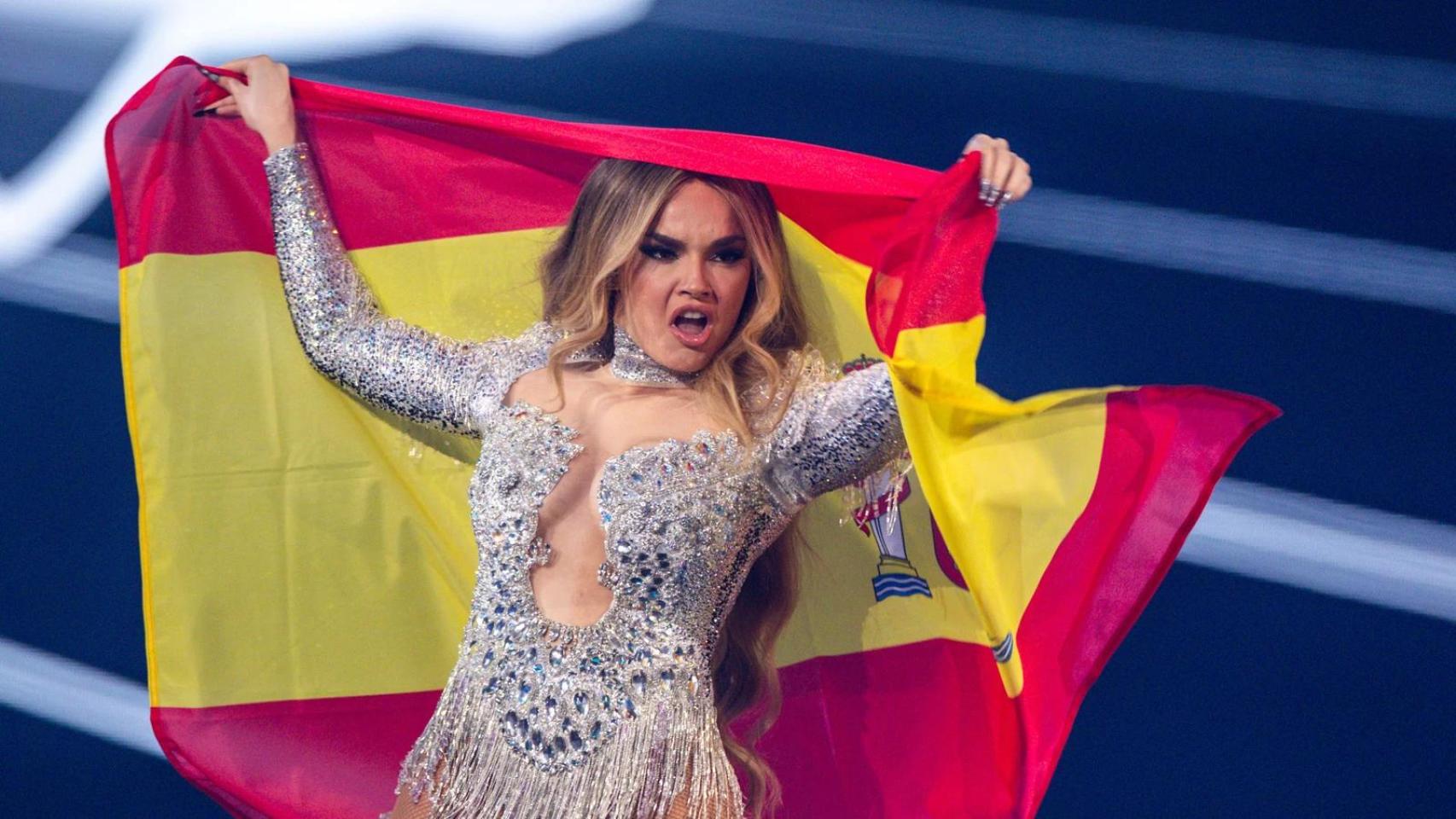 Melody, la última representante de España en Eurovisión, con la bandera nacional.