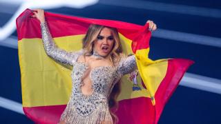 Melody, la última representante de España en Eurovisión, en el desfile de banderas en la edición de 2025.