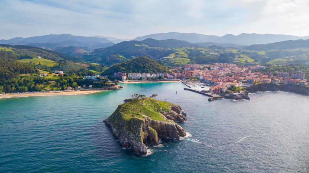 Lekeitio y la isla de San Nicolás, Vizcaya.