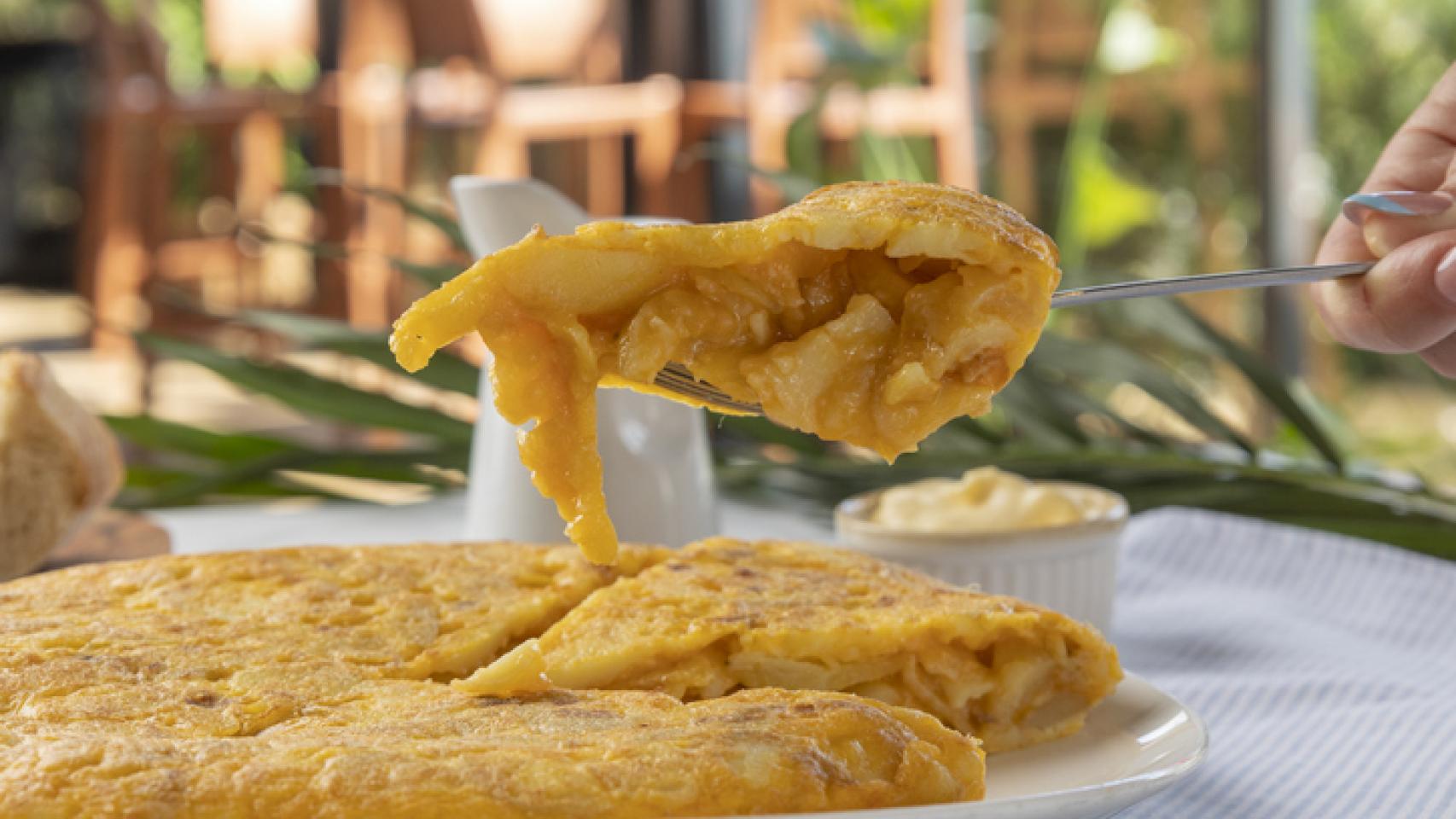 Tortilla de patatas poco cuajada