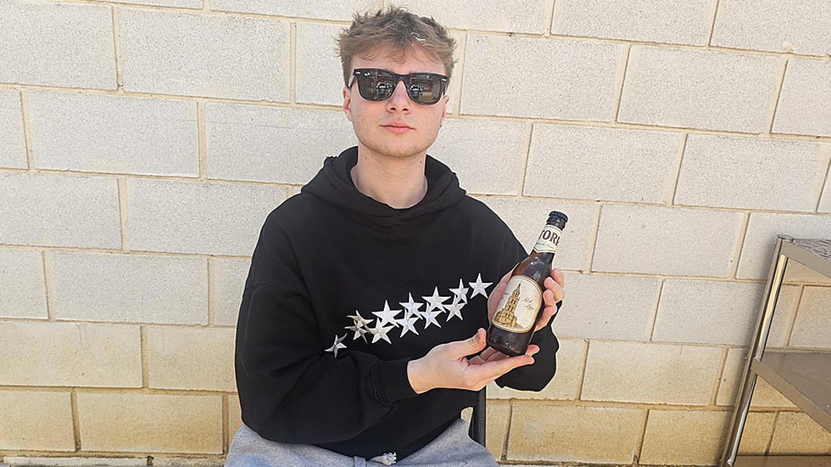 Lucas Sánchez Hernando disfrutando de una cerveza La Torre en Medina de Rioseco.