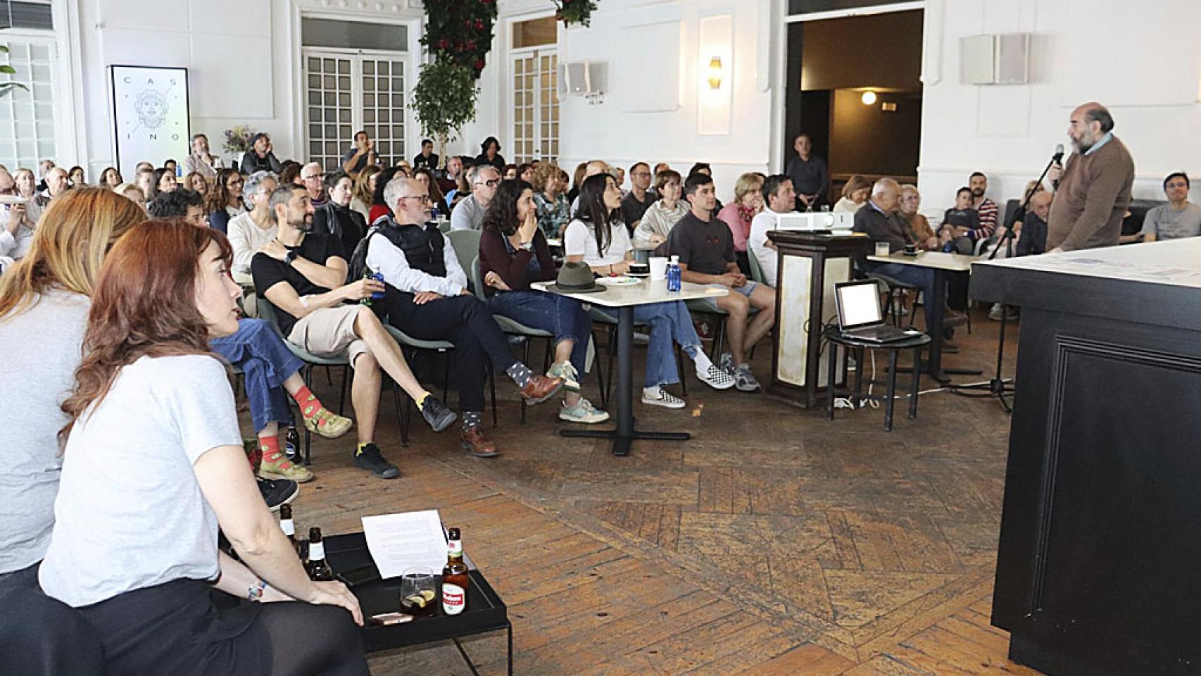 Una de las charlas del Pint of Science de 2025 en El Casino. 