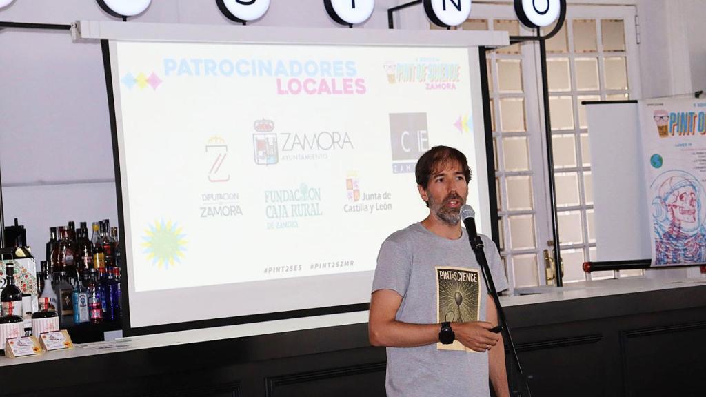 Una charla del Pint Of Science del 2025 en Zamora.