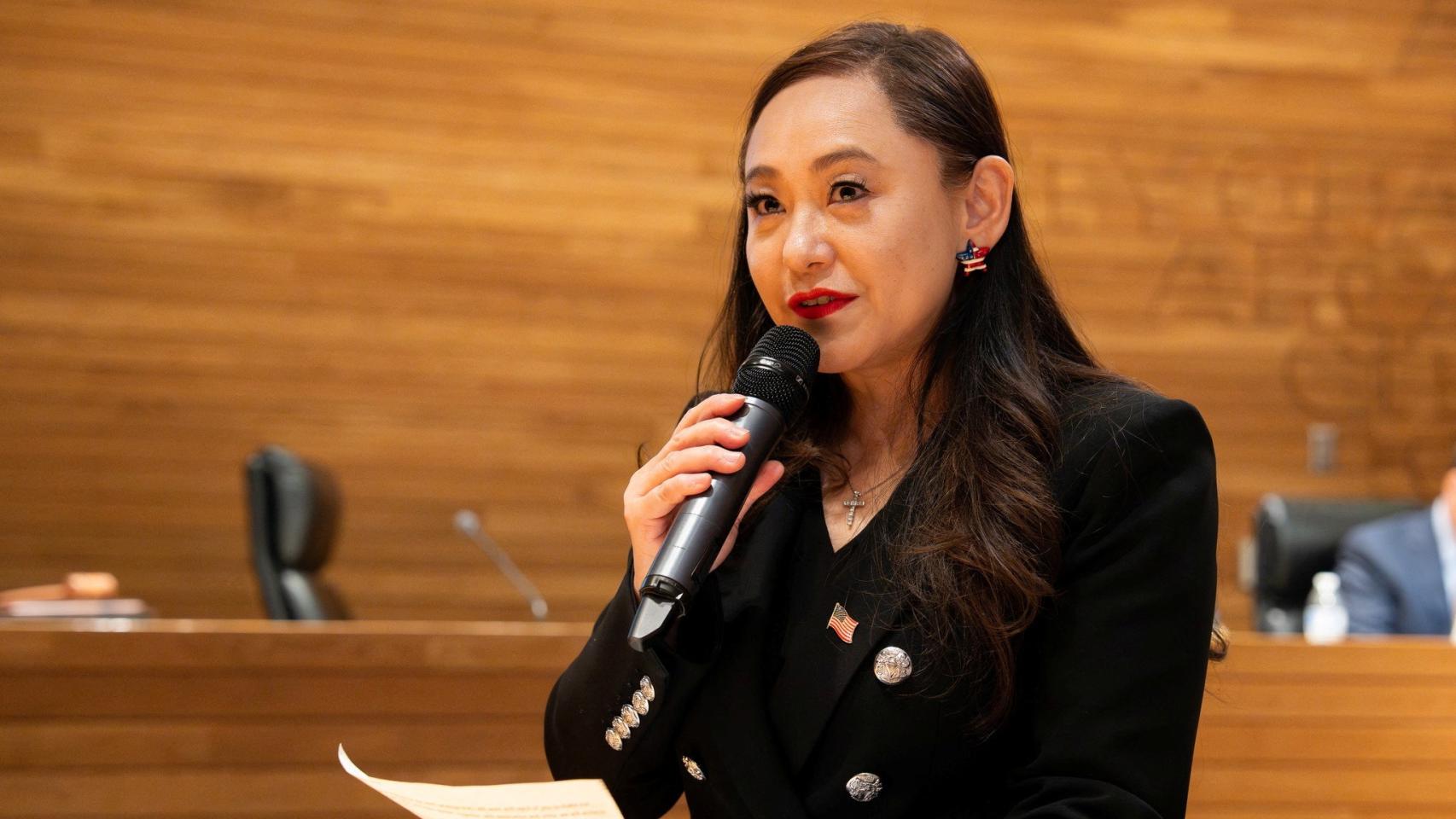 Eileen Wang durante un discurso en el Ayuntamiento de Arcadia.