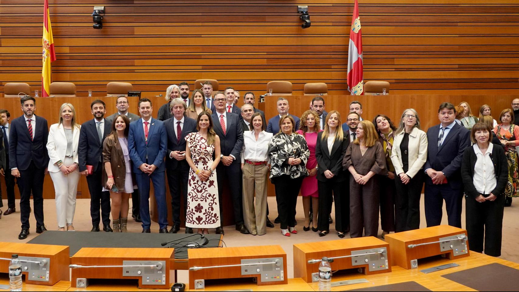 Foto de familia de los procuradores del Grupo Socialista en las Cortes de Castilla y León, en la sesión constitutiva de la Cámara, el pasado 14 de abril