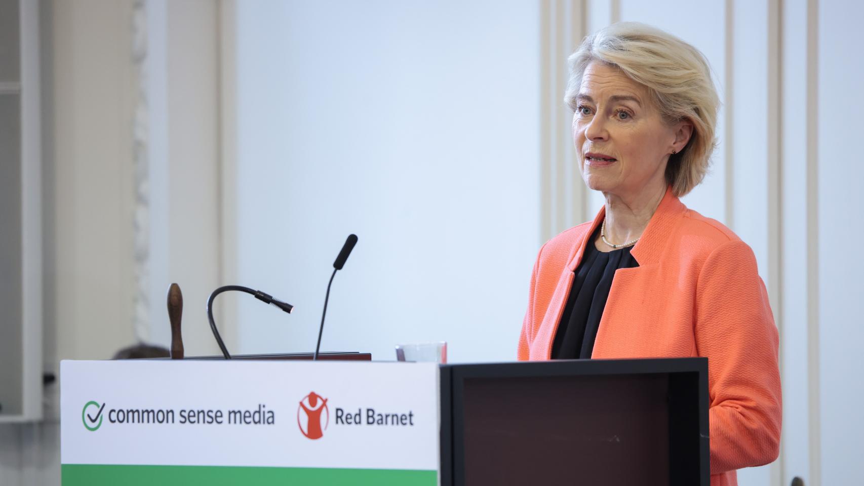 Von der Leyen sugiere prohibir por ley en toda la UE el acceso a las plataformas digitales a los menores de 16 años