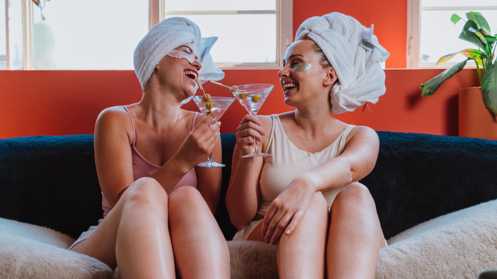 Amigas realizándose tratamientos de belleza.