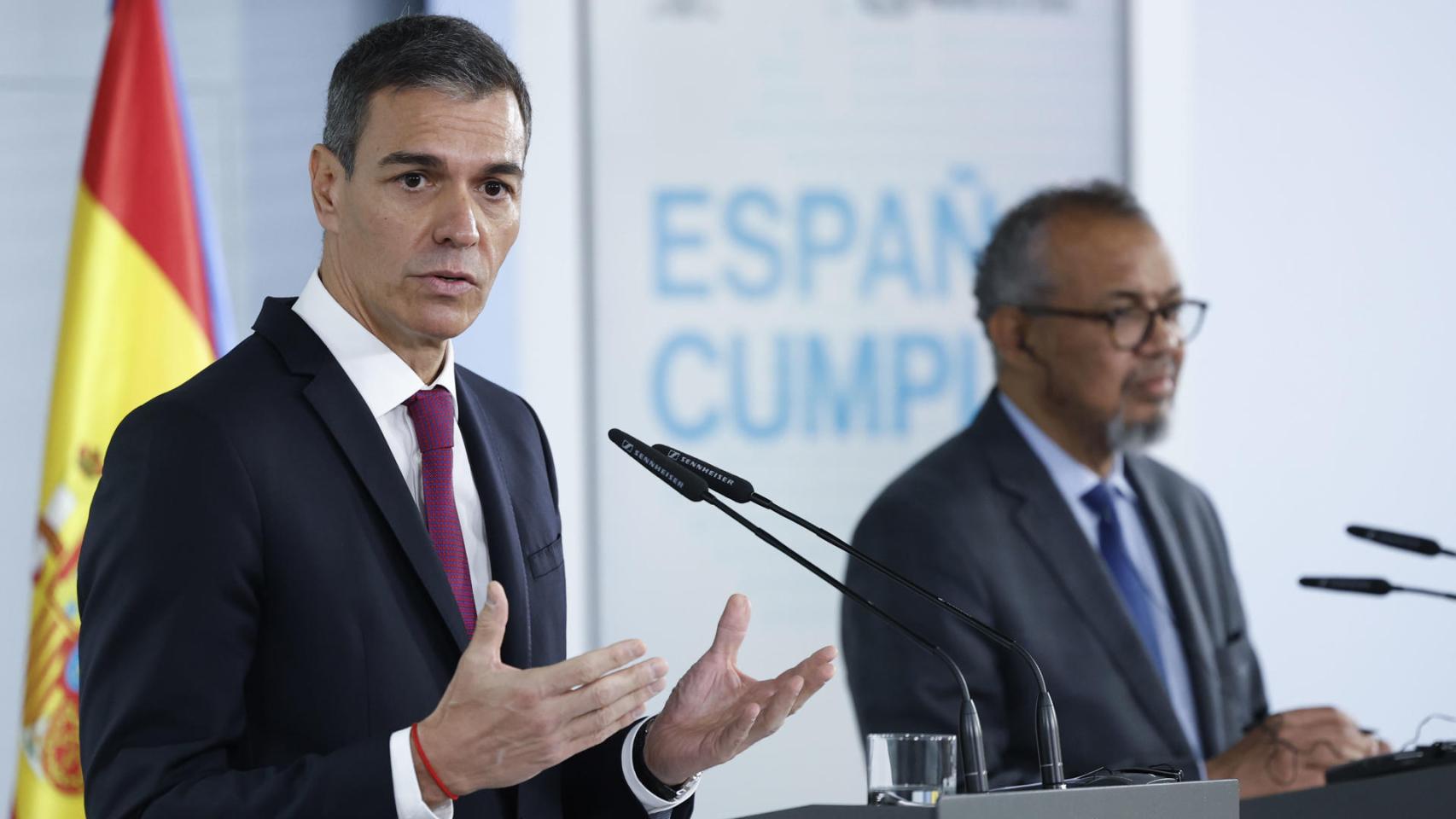 El presidente del Gobierno, Pedro Sánchez, y el director general de la Organización Mundial de la Salud, Tedros Adhanom, durante la rueda de prensa en Moncloa.