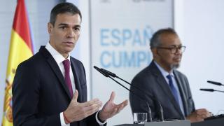 El presidente del Gobierno, Pedro Sánchez, y el director general de la Organización Mundial de la Salud, Tedros Adhanom, durante la rueda de prensa en Moncloa.