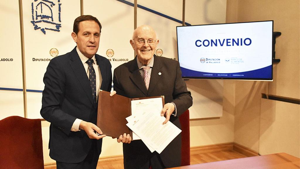 Conrado Íscar, a la izquierda, y Jesús Mediavilla, a la derecha, firmando el convenio entre la Diputación de Valladolid y la Fundación Banco de Alimentos. 