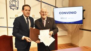 Conrado Íscar, a la izquierda, y Jesús Mediavilla, a la derecha, firmando el convenio entre la Diputación de Valladolid y la Fundación Banco de Alimentos. 