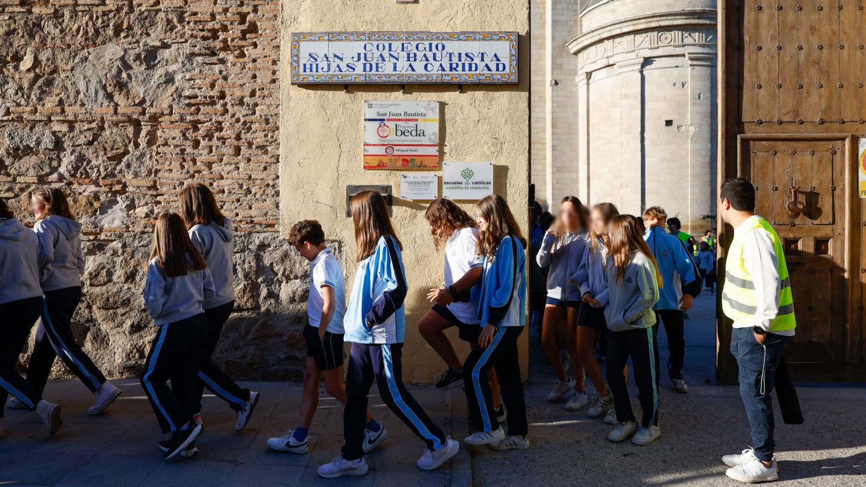Alumnos a la entrada del colegio Tavera de Toledo.