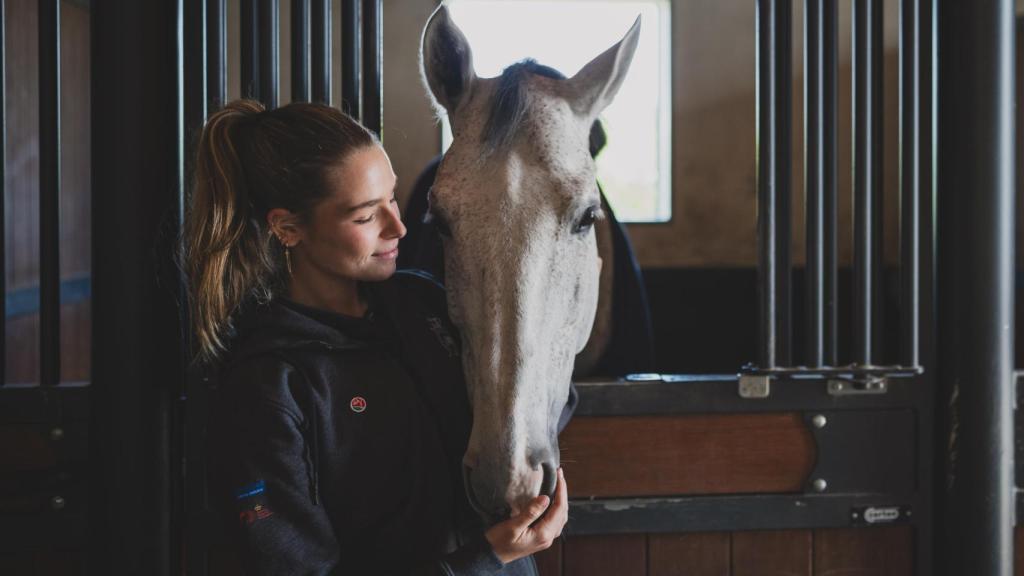 Lucía Fernández Hidalgo junto a su caballo.