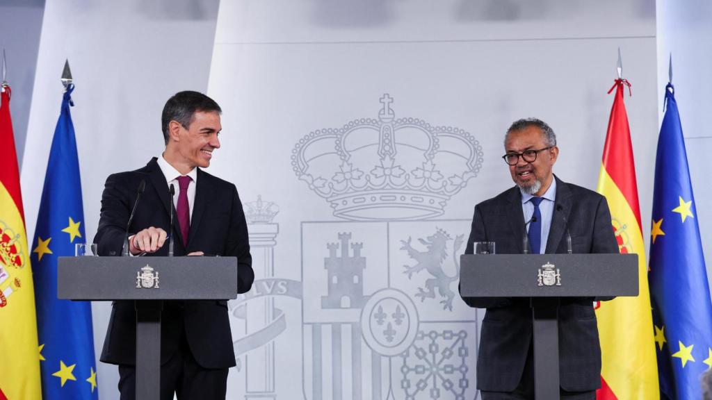 Pedro Sánchez y Tedros Adhanom en un momento de complicidad durante la rueda de prensa en Moncloa.