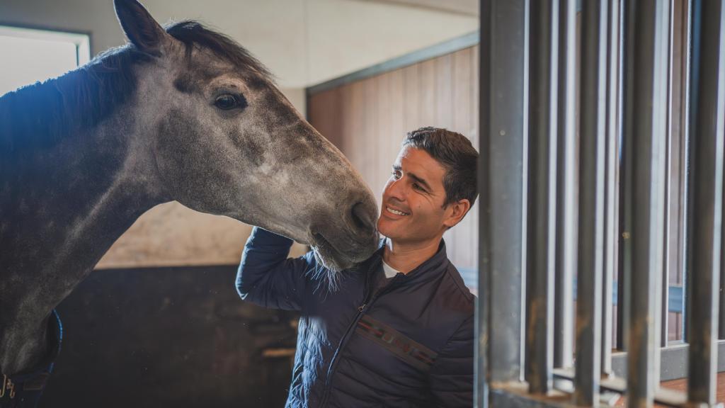 Ismael García Roque junto a un caballo.
