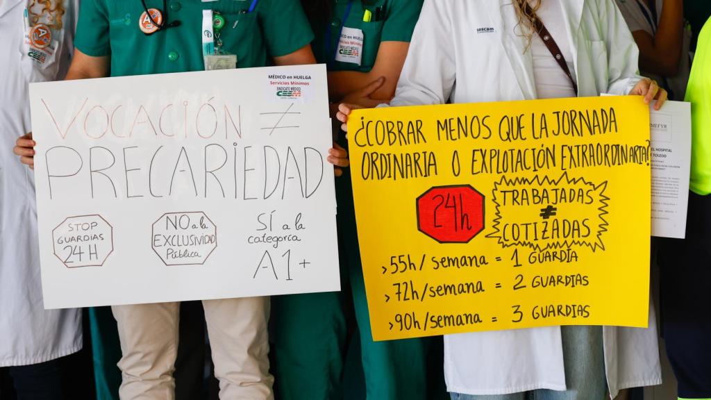 Carteles de una concentración celebrada en la puerta del Hospital Universitario de Toledo en octubre de 2025.