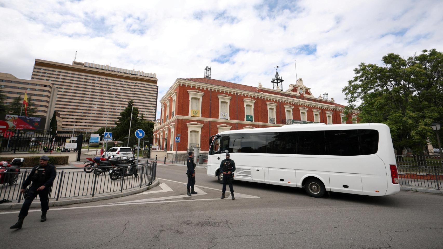 El autobús con los pasajeros españoles del crucero MV Hondius entra en el hospital militar Gómez Ulla de Madrid