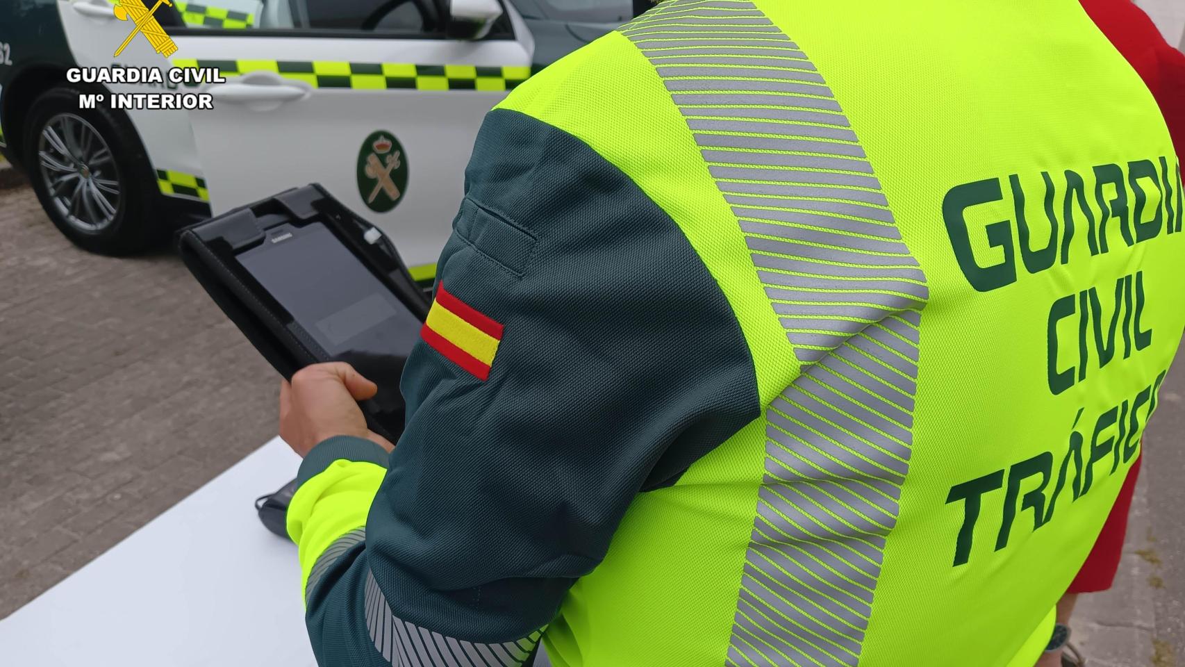 Un agente de la Guardia Civil de Tráfico.