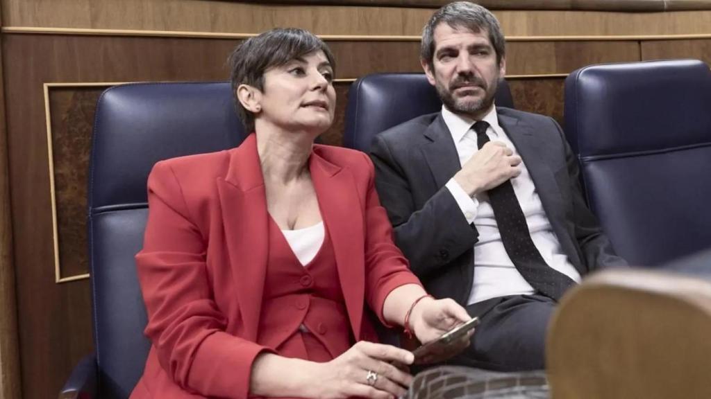 La ministra de Vivienda, Isabel Rodríguez, y el titular de Cultura, Ernest Urtasun, este miércoles en el Congreso. Europa Press