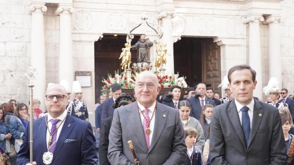 El alcalde de Valladolid, Jesús Julio Carnero, y el presidente de la Diputación de Valladolid, Conrado Íscar, durante los actos de celebración de San Pedro Regalado, el 13 de mayo de 2025