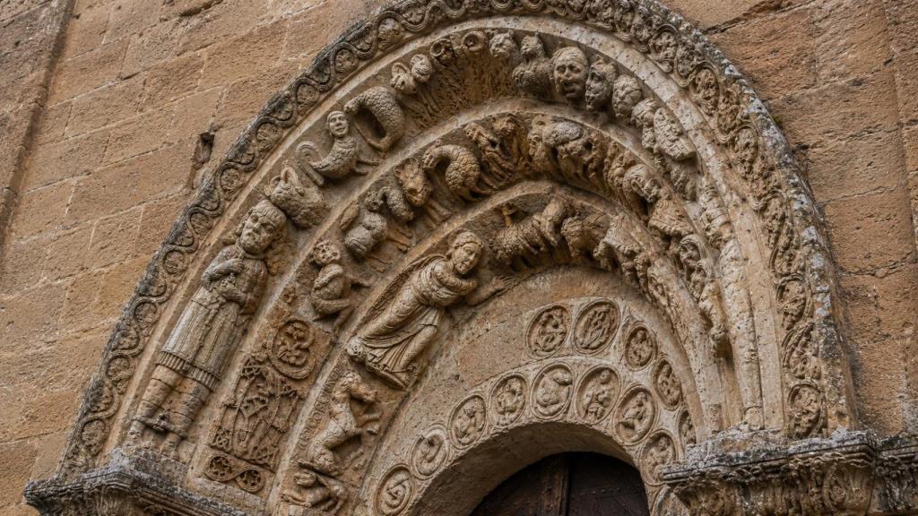 El arco exterior de la Iglesia románica de San Andrés.