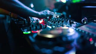 Un dj 