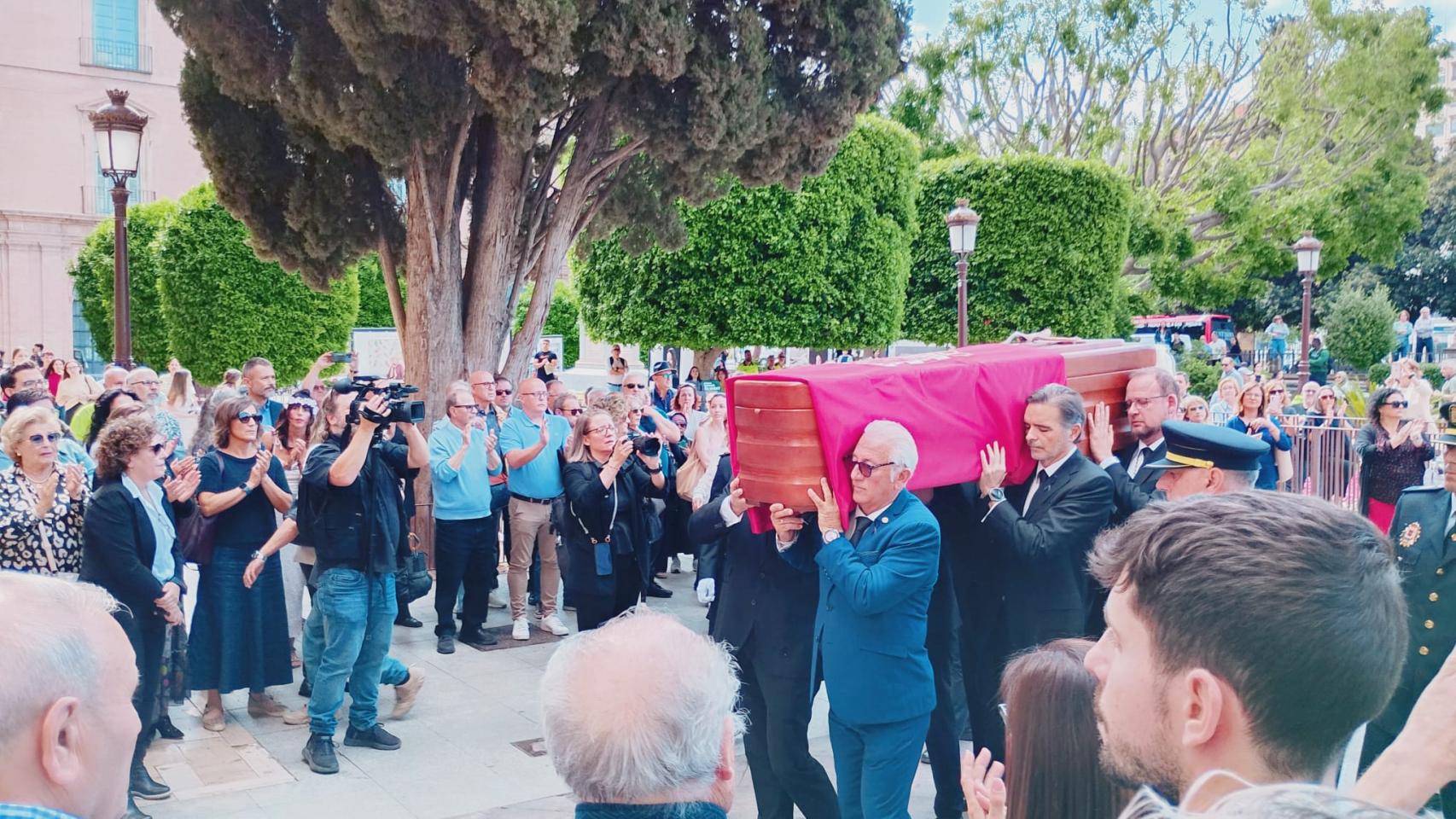 Cientos de vecinos, este martes, en el exterior del Ayuntamiento de Murcia, para dedicar su último adiós al alcalde José Ballesta.