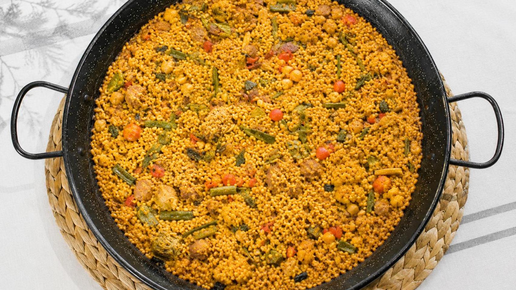 Paella de arroz, magro y verduras