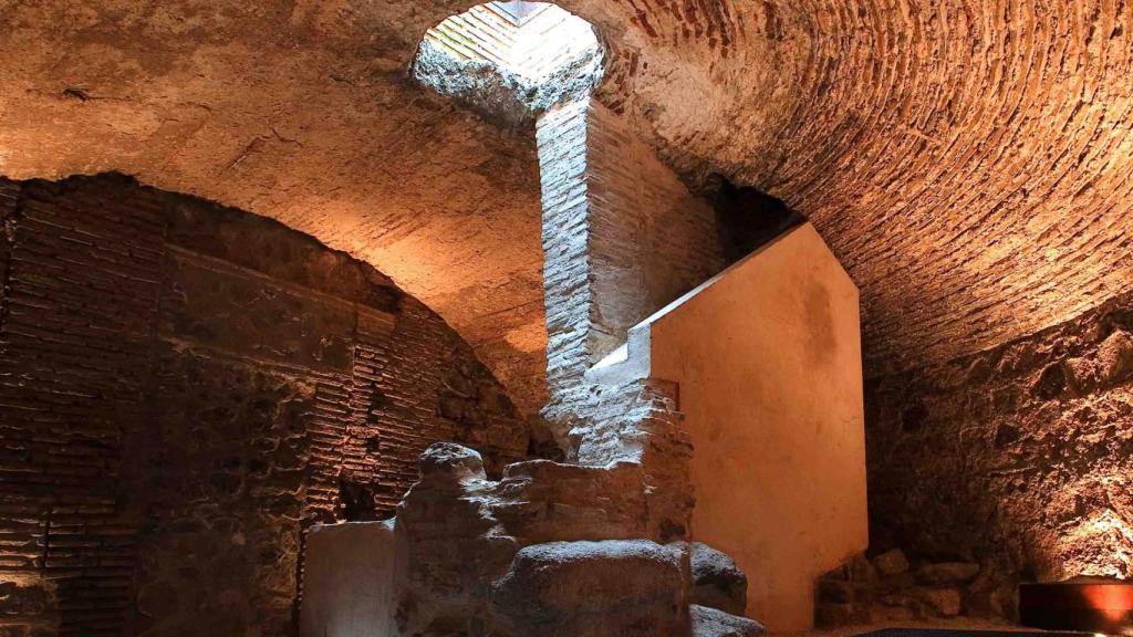El Pozo del Salvador es un sótano abovedado que servía de depósito del agua entre los siglos XII y XIII y mantuvo su uso hasta el XV.