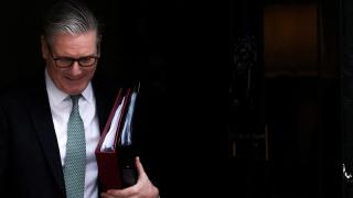  El primer ministro británico, Keir Starmer, sale del número 10 de Downing Street en Londres.