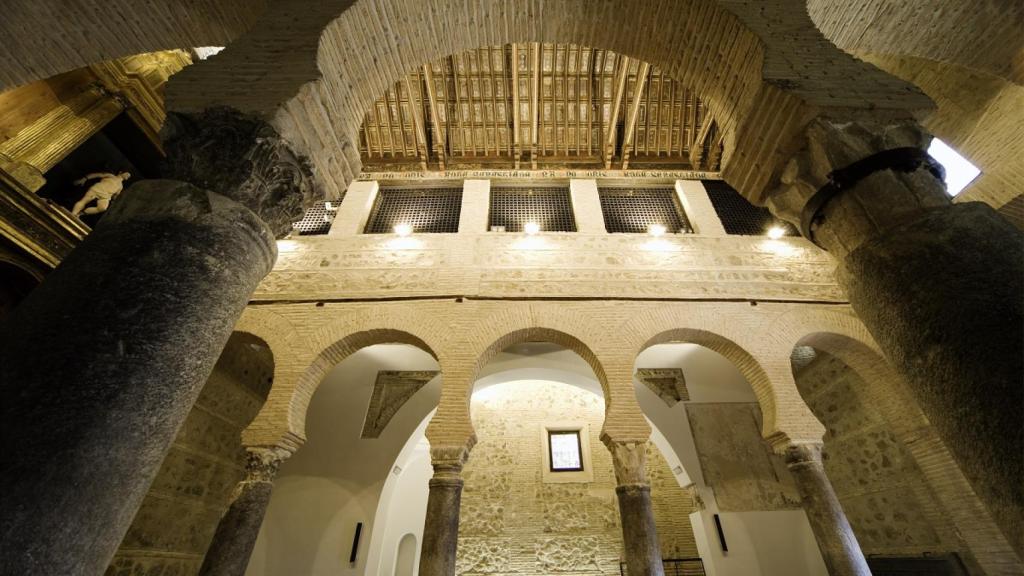 La iglesia de San Sebastián es un edificio de estilo mudéjar toledano con una ocupación continua desde el siglo X hasta el XX; tuvo una primera fase islámica y una segunda cristiana.