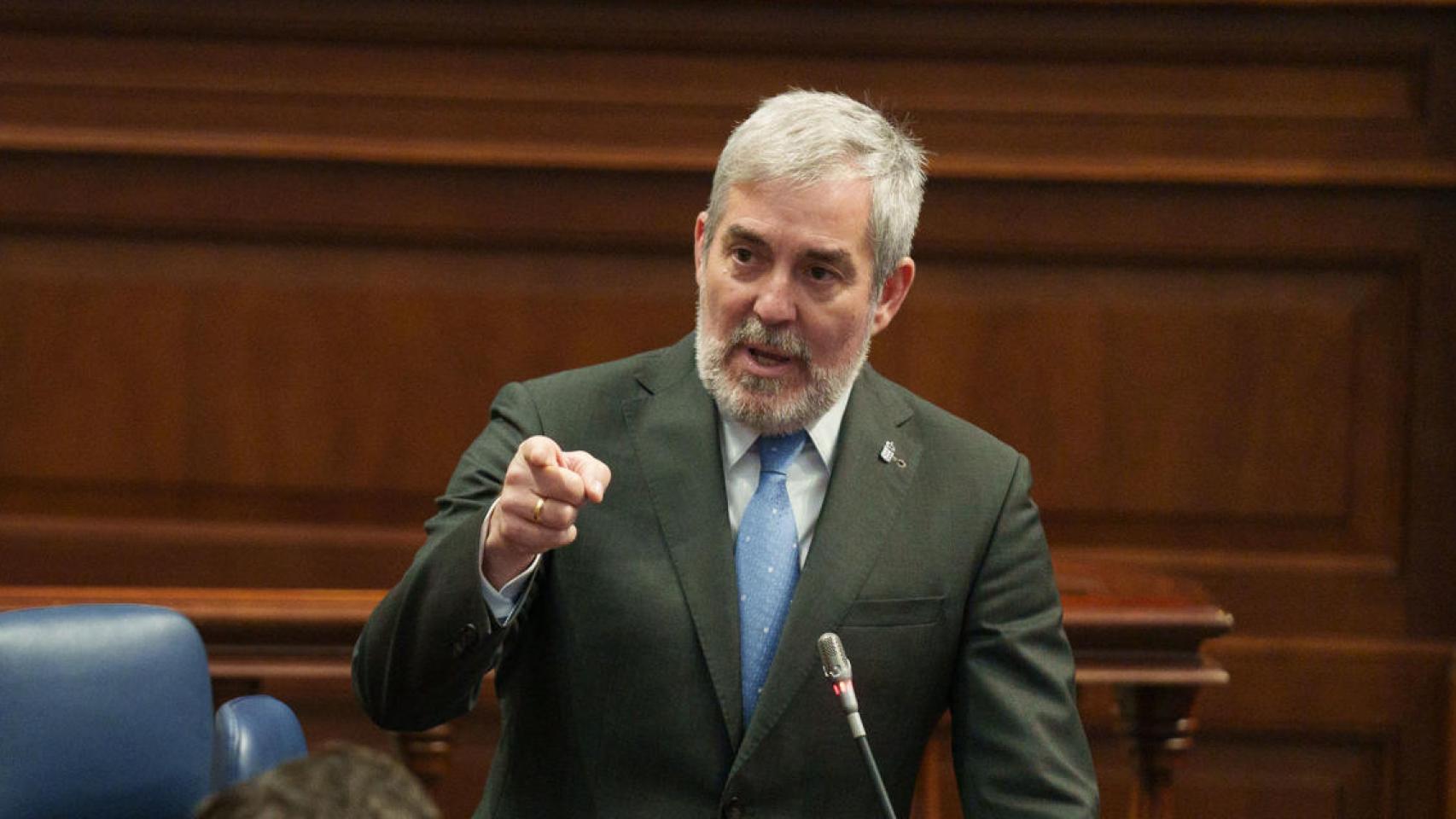 El presidente de Canarias, Fernando Clavijo, durante su intervención en el pleno del Parlamento de Canarias.