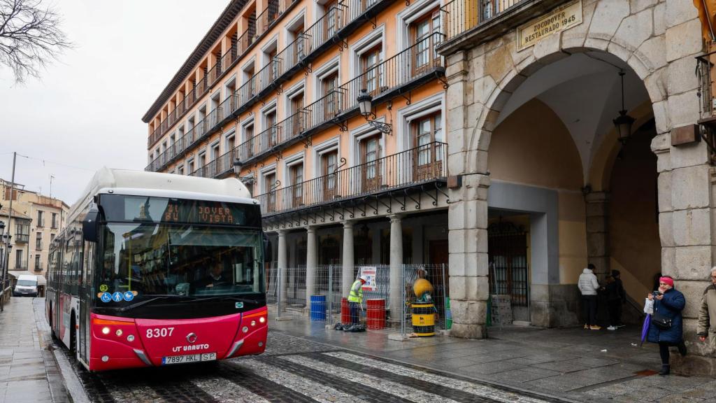 Un autobús urbano en la plaza de Zocodover de Toledo. 
