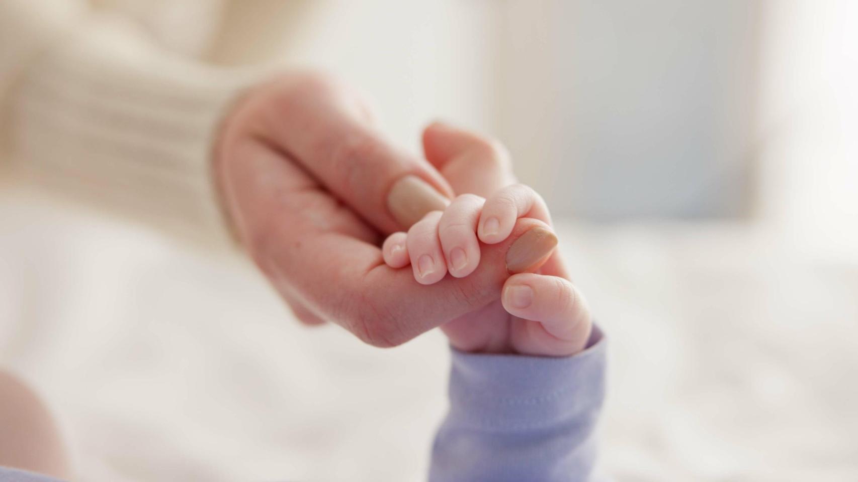 La mano de un bebé, en una imagen de Shutterstock.